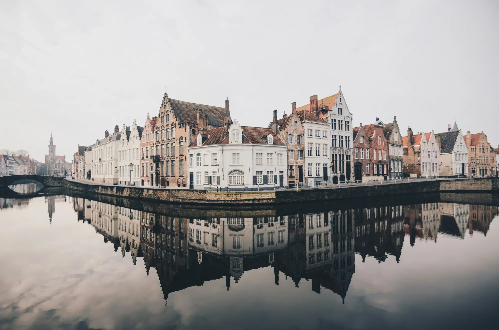 Zicht op de historische stad Brugge met gebouwen langs de waterkant