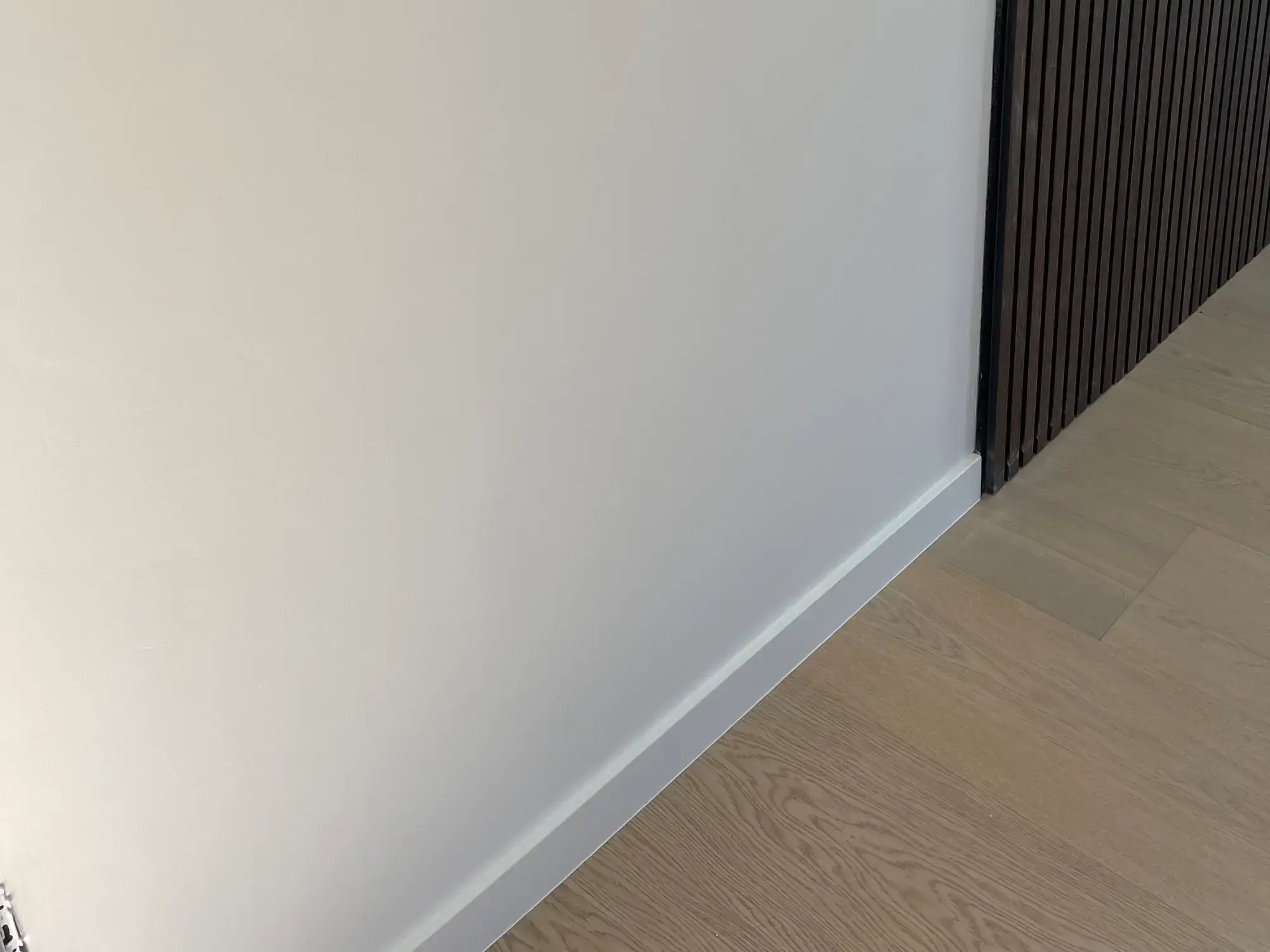 De geplaatste plinten in een huis.