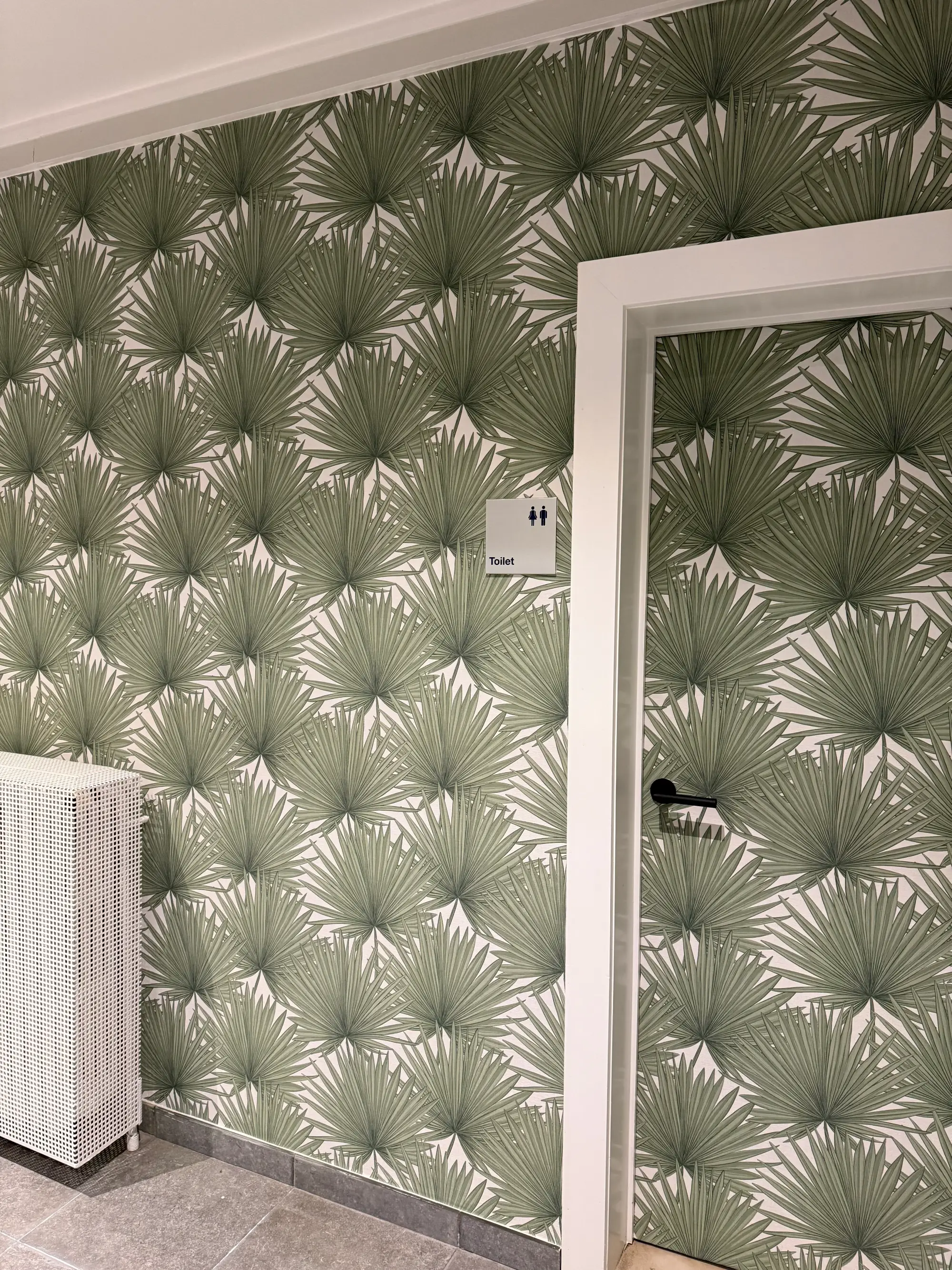 Het behang die is aangebracht aan de muur van een woning.
